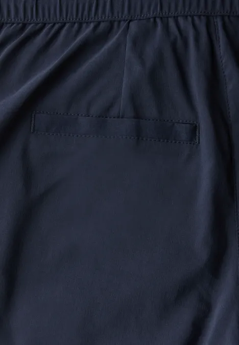 Dunkelblaue Stoffhose mit einer Gesäßtasche.